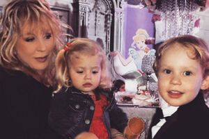 Аллу-Викторию поздравила экс-супруга певца Алла Пугачева со своей младшей дочерью Лизой