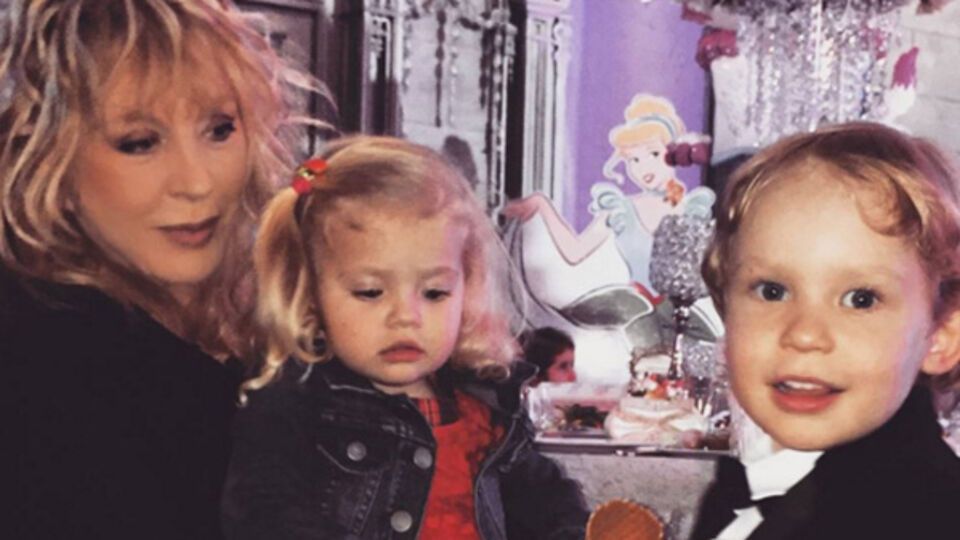 Аллу-Викторию поздравила экс-супруга певца Алла Пугачева со своей младшей дочерью Лизой