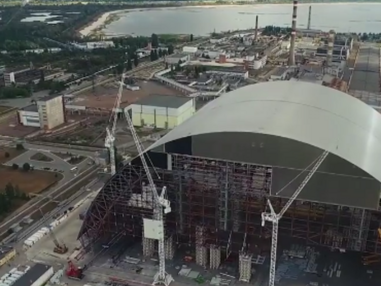 Строительство нового укрытия над Чернобыльской АЭС сняли с беспилотника