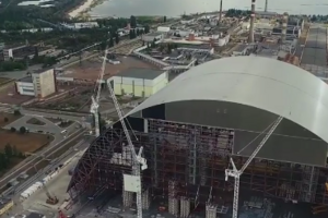 Строительство нового укрытия над Чернобыльской АЭС сняли с беспилотника