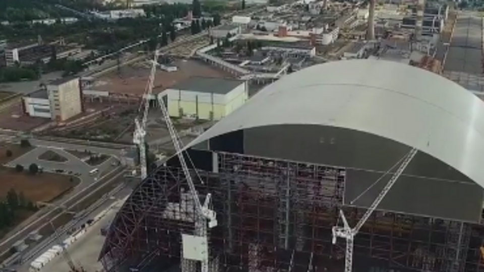 Строительство нового укрытия над Чернобыльской АЭС сняли с беспилотника