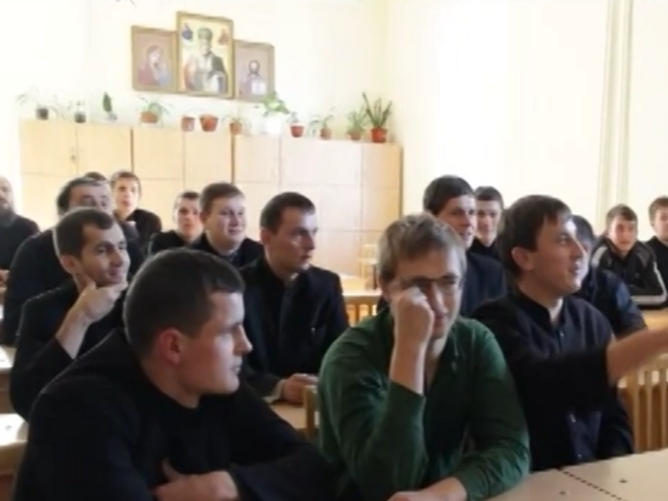 Чтобы не допустить перехода верующих в Киевский патриархат, используются боевые отряды "казаков" и спортивного вида семинаристов, утверждают авторы сюжета