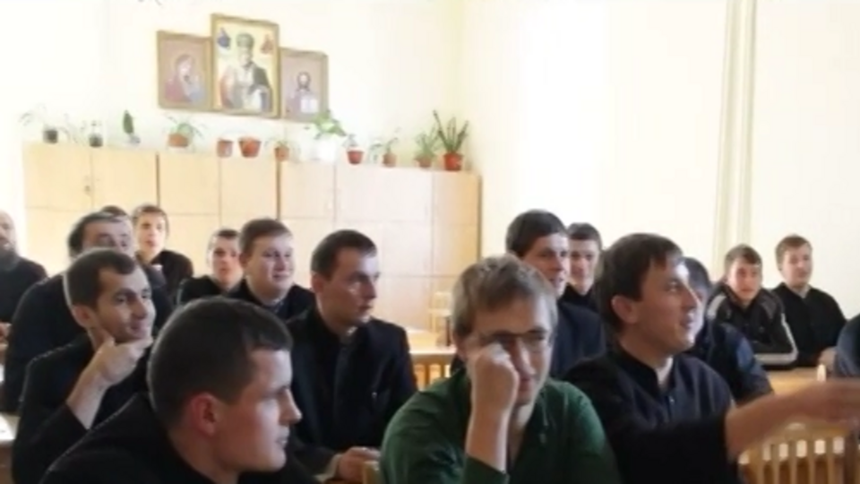 Чтобы не допустить перехода верующих в Киевский патриархат, используются боевые отряды "казаков" и спортивного вида семинаристов, утверждают авторы сюжета