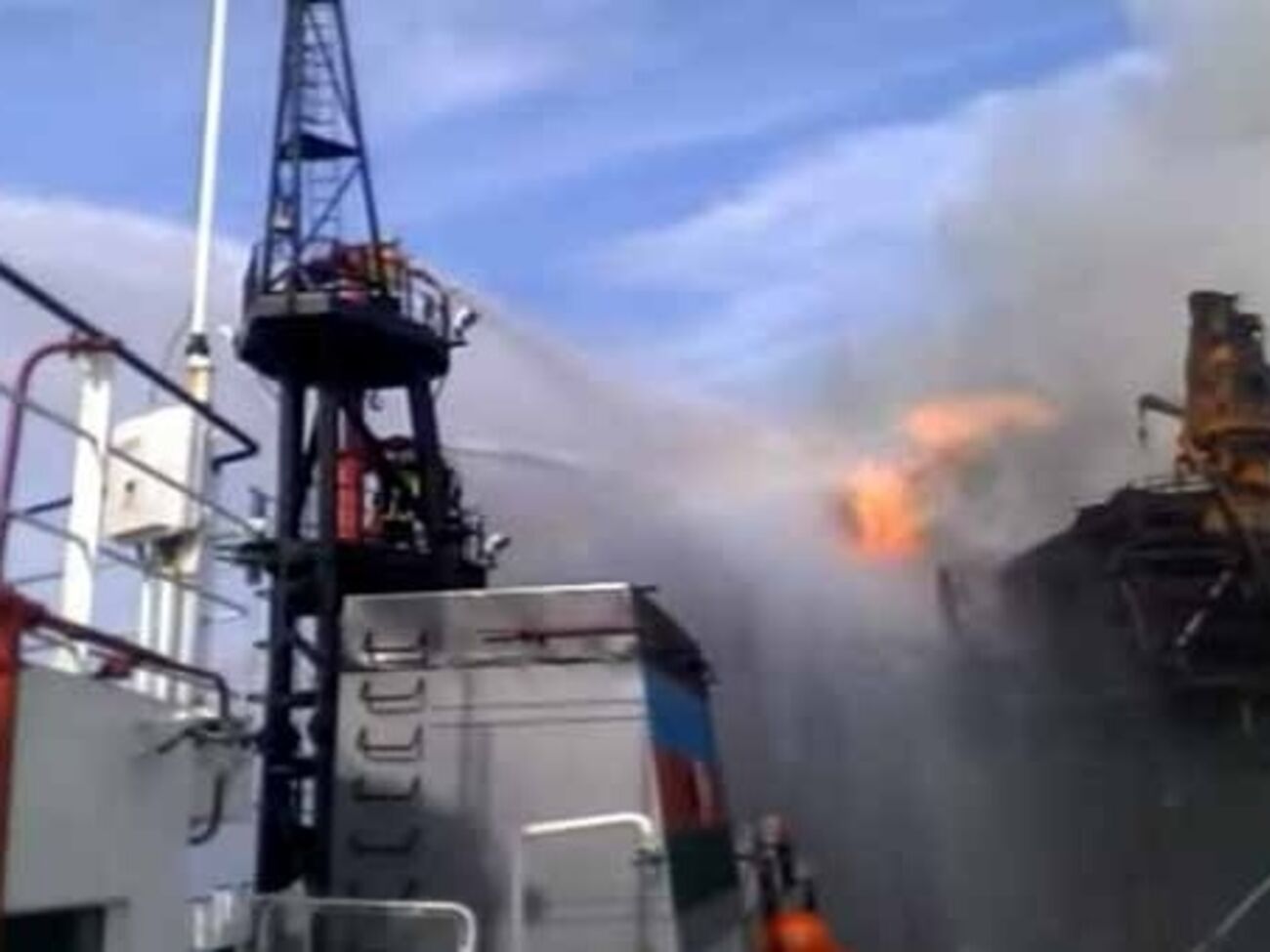 Азербайджанские пожарные продолжают тушить горящую нефтяную платформу