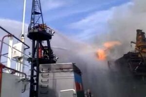 Азербайджанские пожарные продолжают тушить горящую нефтяную платформу
