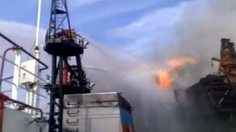 Азербайджанские пожарные продолжают тушить горящую нефтяную платформу