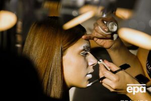 В трехминутном ролике представили главные тенденции праздничного мейк-апа разных времен