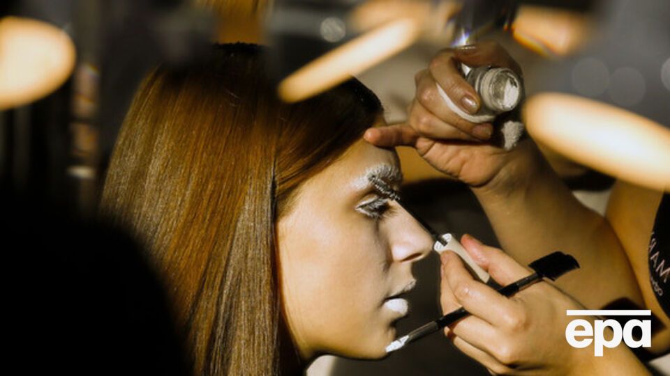 В трехминутном ролике представили главные тенденции праздничного мейк-апа разных времен