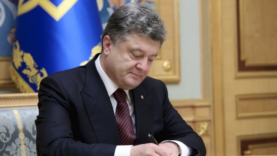 Порошенко призвал Верховну Раду отклонить законопроект о продлении моратория на отчуждение сельскохозяйственных земель как не соответствующий Конституции
