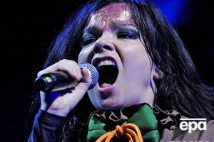 Бьорк показала свой рот изнутри