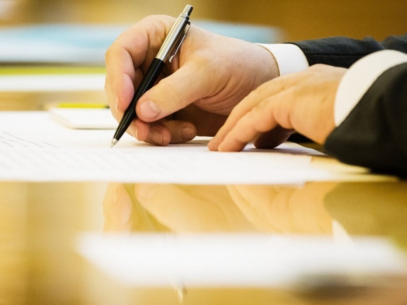 Порошенко подписал закон о продлении на год моратория на отчуждение сельхозземель