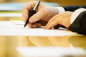 Порошенко подписал закон о продлении на год моратория на отчуждение сельхозземель