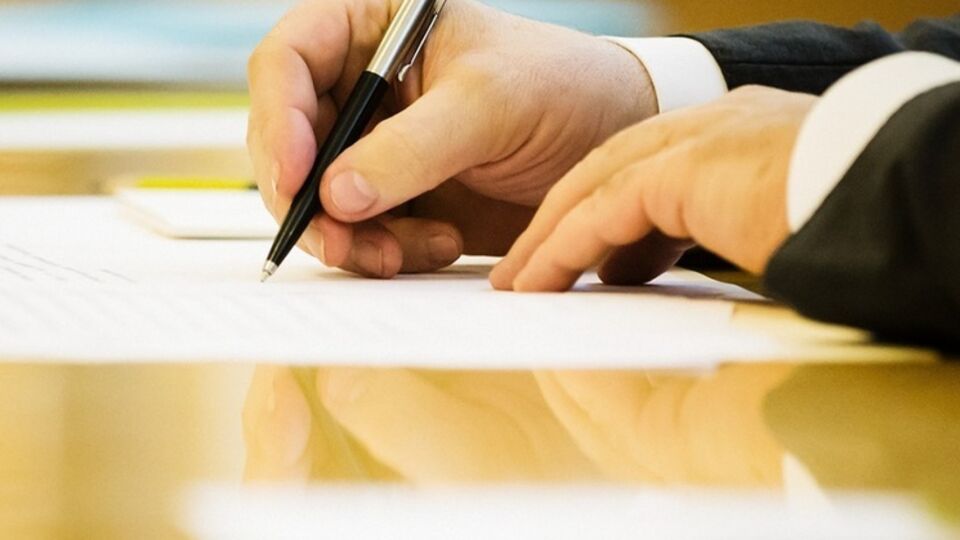 Порошенко подписал закон о продлении на год моратория на отчуждение сельхозземель