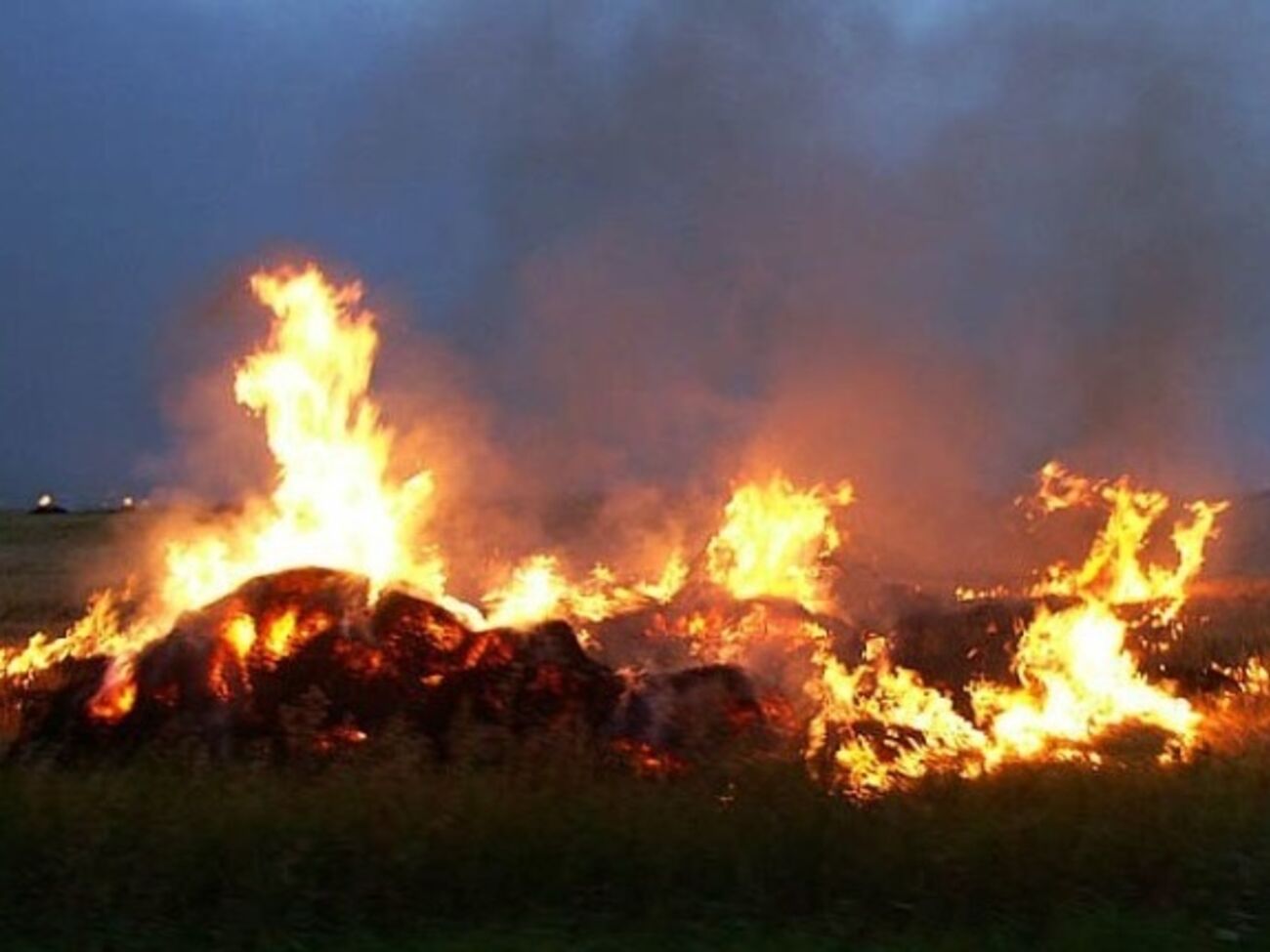 В пожаре пострадали четыре человека и сгорели 12 военных палаток