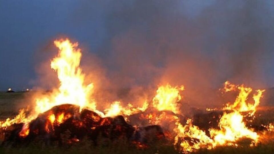 В пожаре пострадали четыре человека и сгорели 12 военных палаток