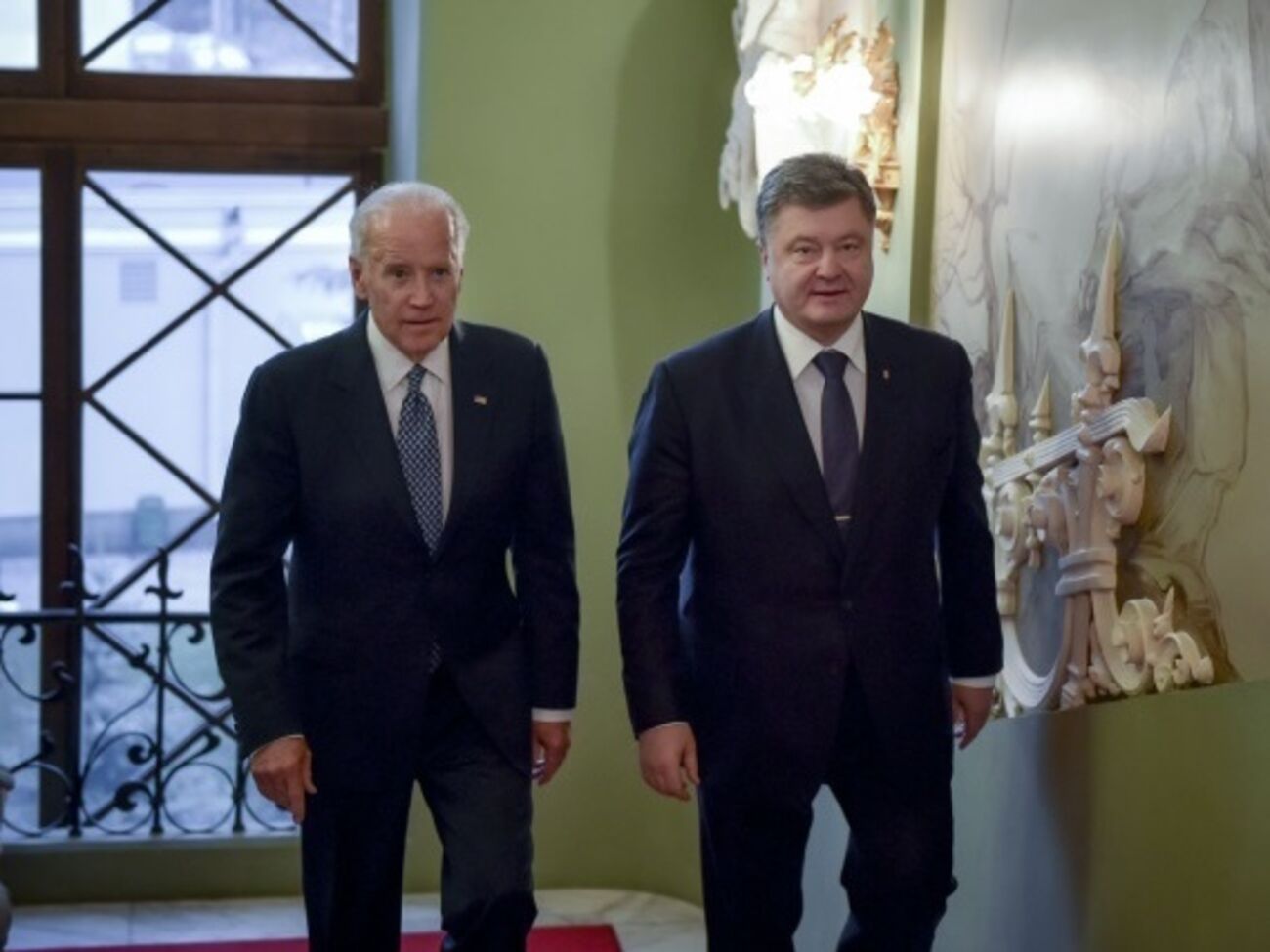 Байден: С Порошенко общаюсь больше, чем с женой