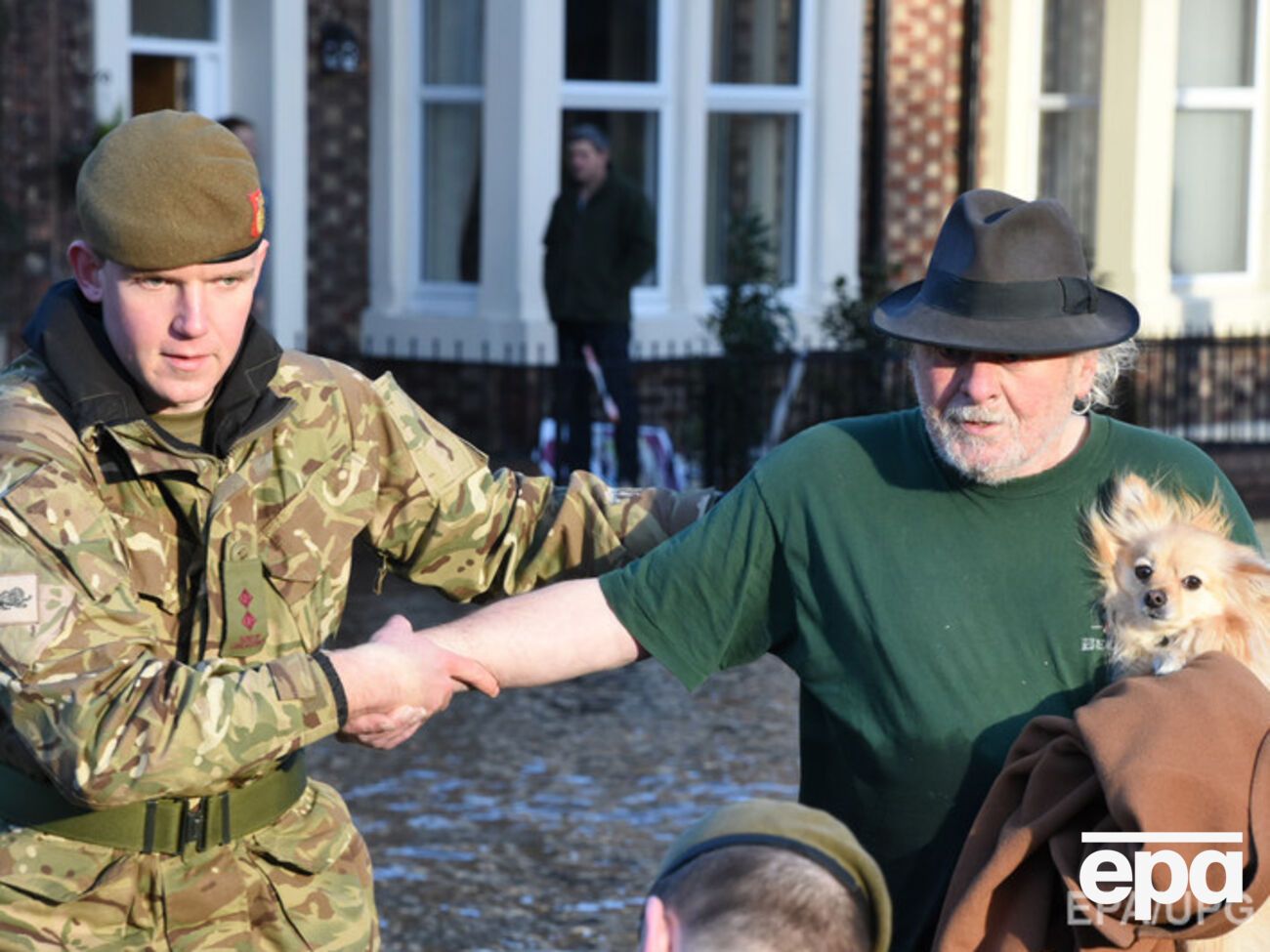 Спасением жителей Британии от наводнения занялась армия