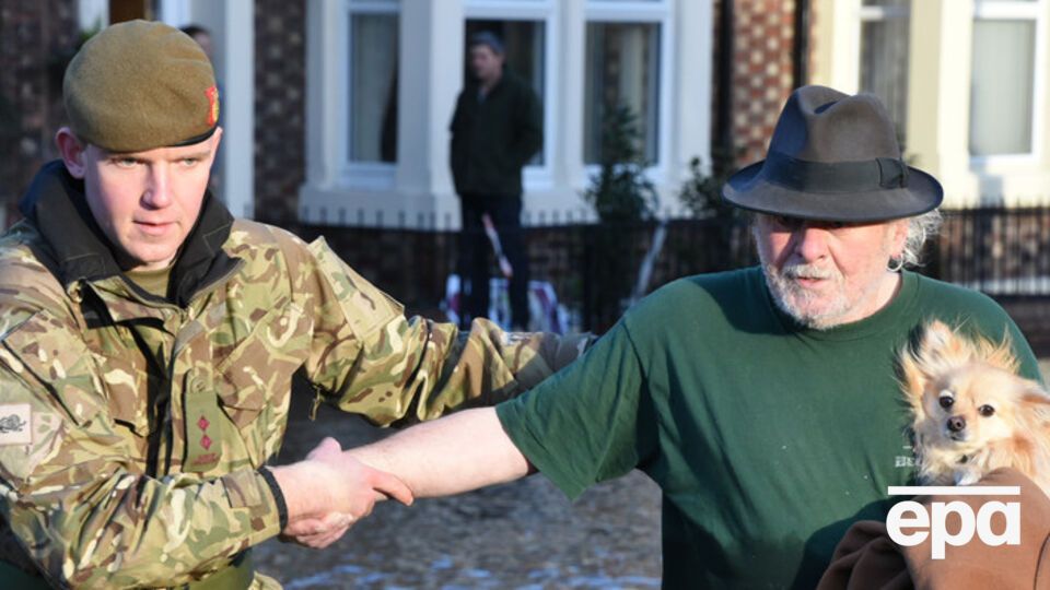Спасением жителей Британии от наводнения занялась армия