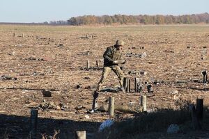 Частые обстрелы террористов не позволяют саперам вести работы по разминированию территорий