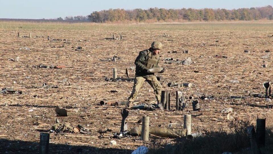 Частые обстрелы террористов не позволяют саперам вести работы по разминированию территорий