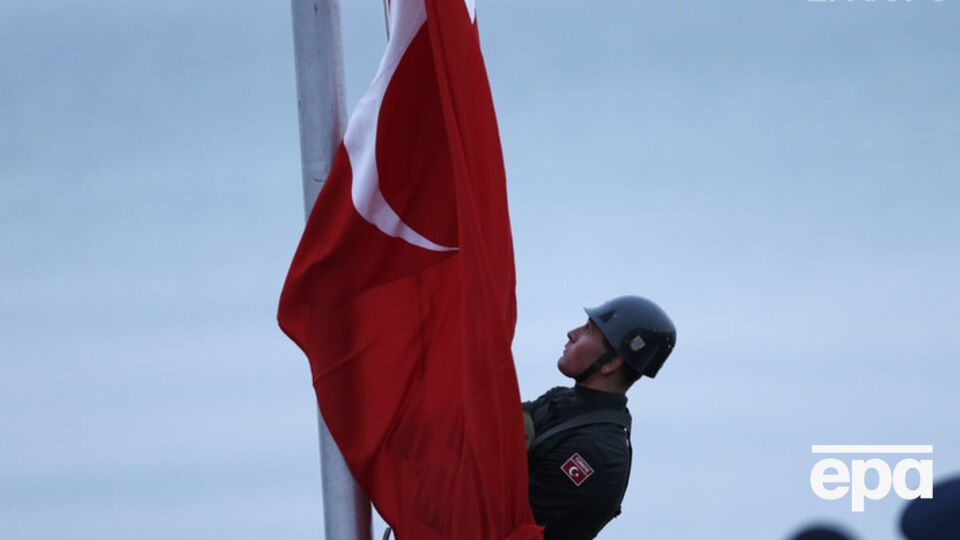 Турецкие военные защищают своих инструкторов, которые тренируют регулярные войска Ирака