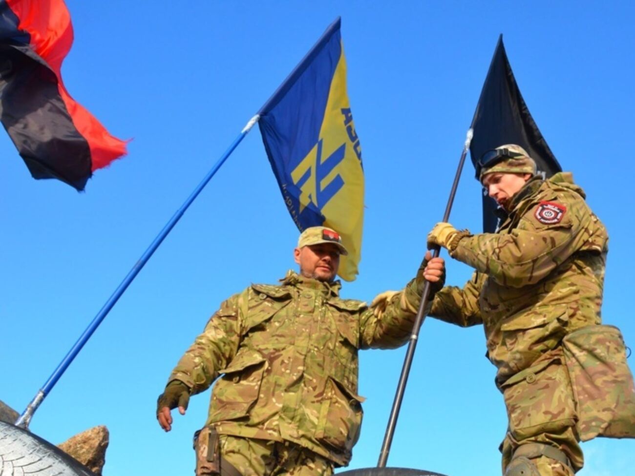 "Правый сектор" оставляет за собой право контроля и помощи в дальнейшем развитии блокады Крыма на разных уровнях и всеми методами