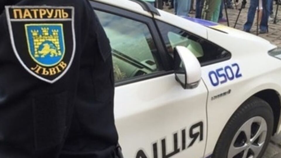 Один из патрульных отвлек внимание мужчины с оружием, в то время как его напарник сбил нарушителя с ног и обезоружил