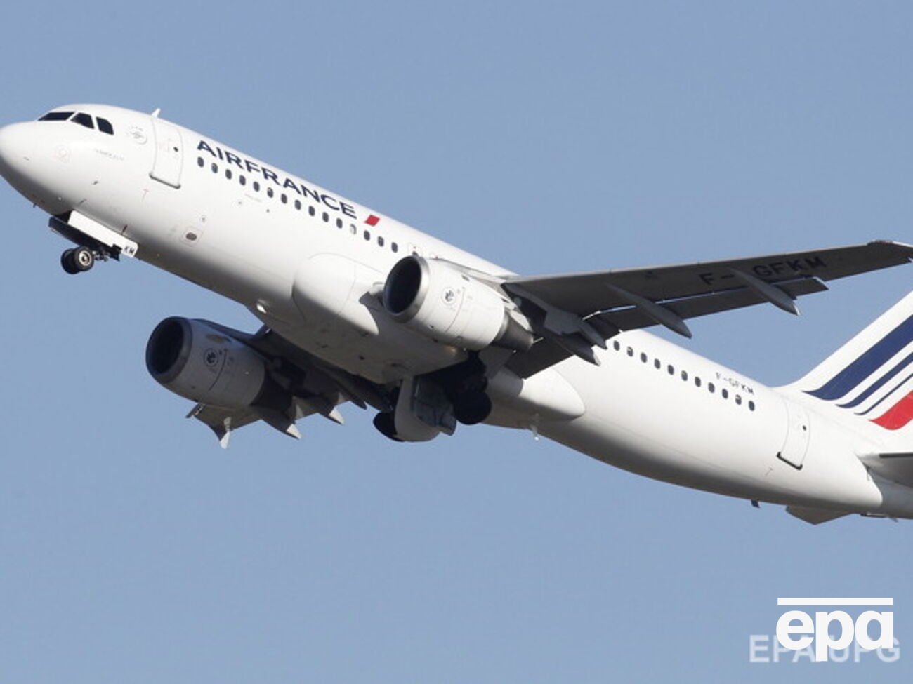 Самолет совершил экстренную посадку из-за сообщения о бомбе