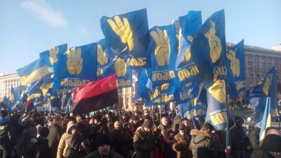 Партия заявляет о "тысячах протестующих", журналисты пишут, что собралось около 400 человек