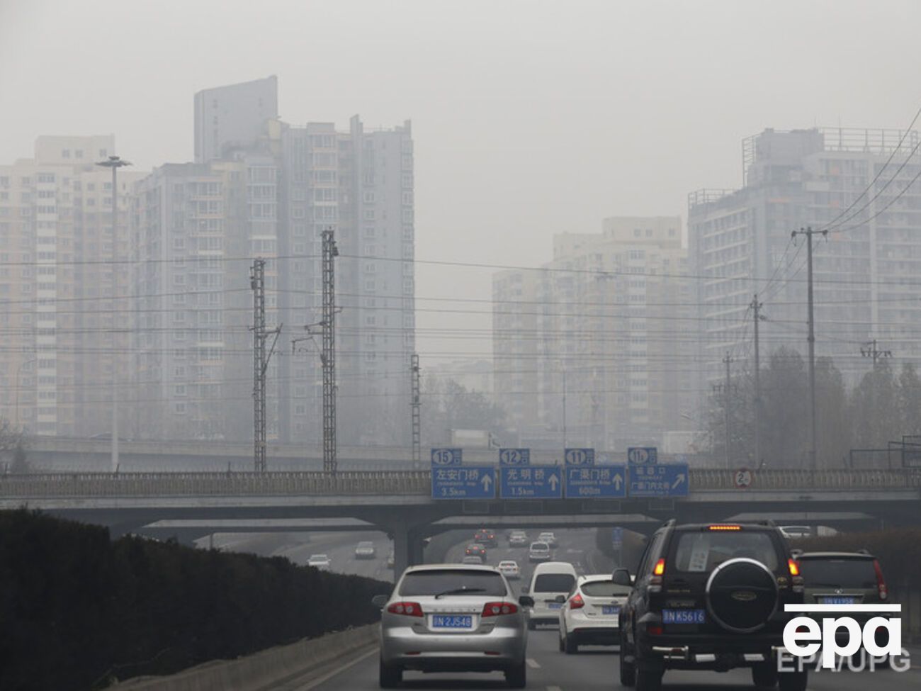 Столицу Китая накрыло облако смога