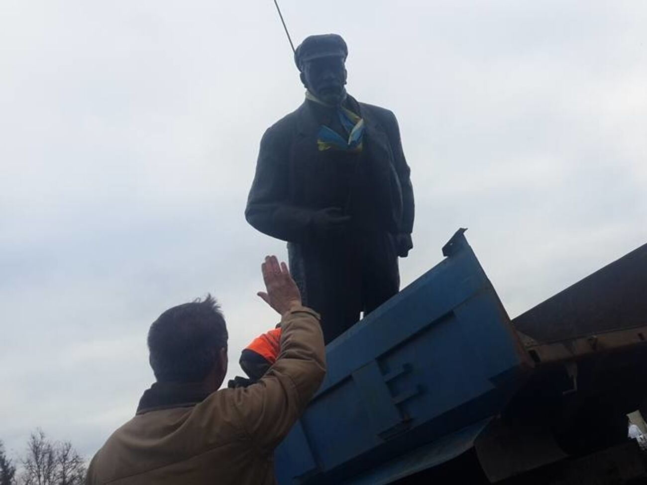 В Глухове при участии мэра Терещенко снесли памятник Ленину. Фоторепортаж