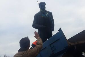 В Глухове при участии мэра Терещенко снесли памятник Ленину. Фоторепортаж