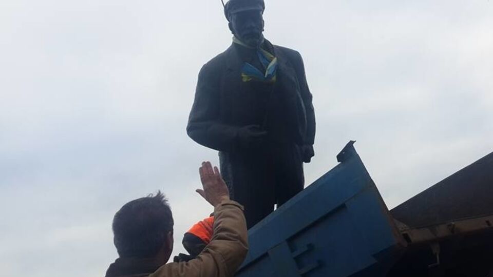 В Глухове при участии мэра Терещенко снесли памятник Ленину. Фоторепортаж