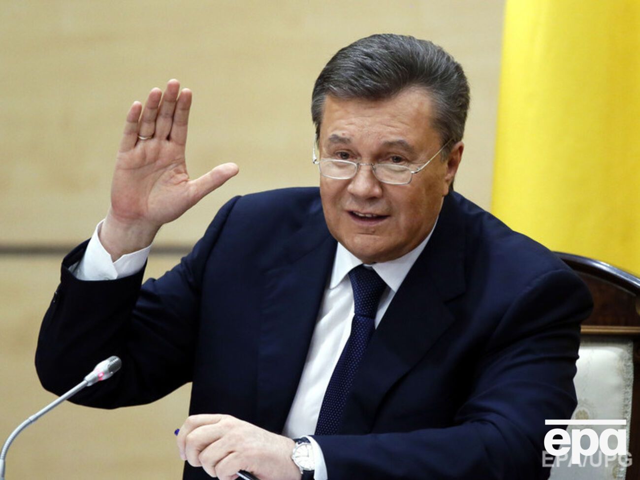 Янукович сказал, что помогает людям, которых преследуют в Украине