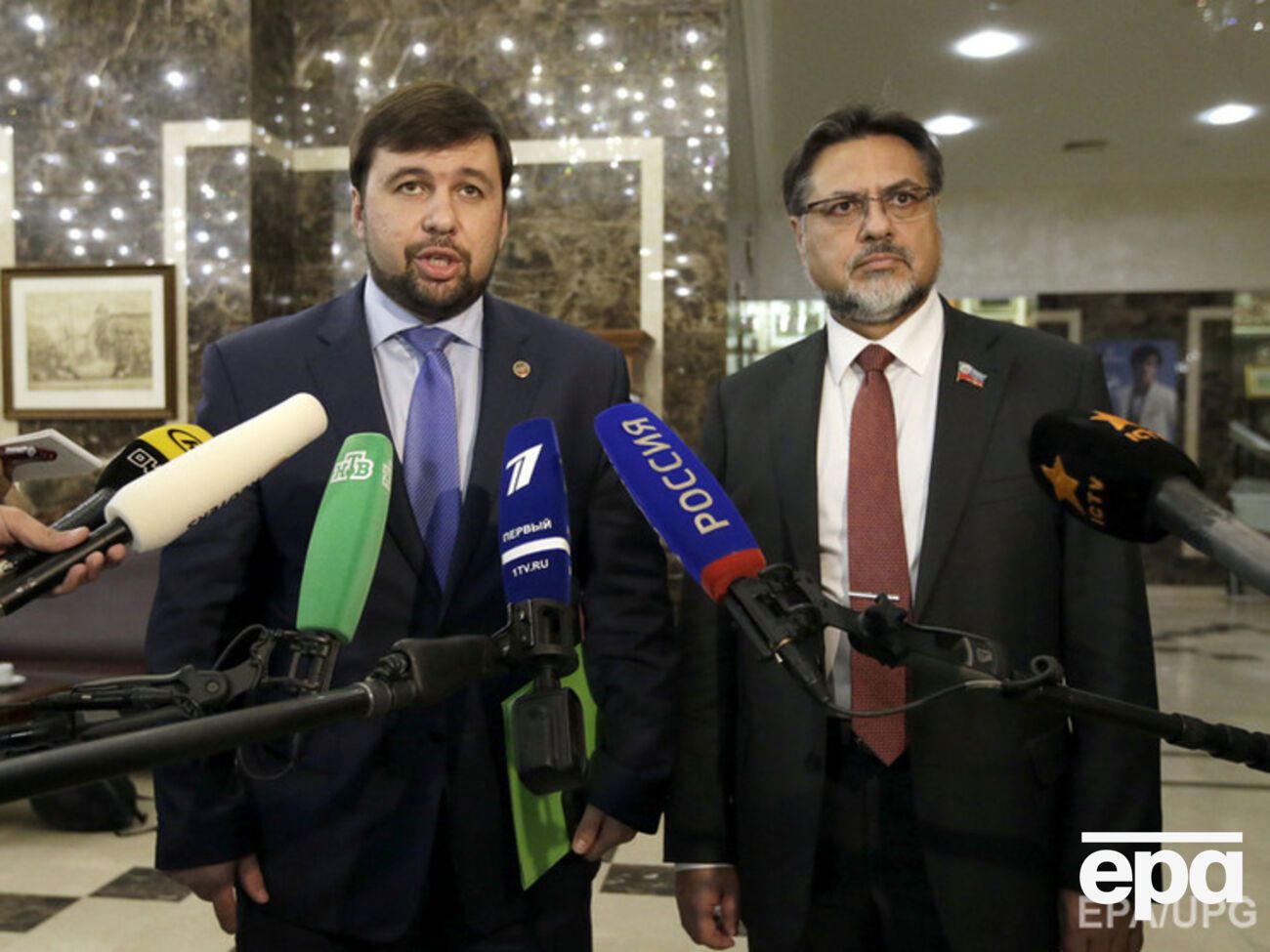 Представители боевиков присоединились к заседанию контактной группы. На фото &ndash; Денис Пушилин ("ДНР") и Владислав Дейнего ("ЛНР")