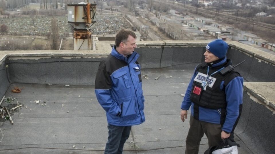 Одна камера будет размещаться на подконтрольной боевикам "ДНР" шахте "Октябрьский рудник", вторая --- в подконтрольной правительству Украины Авдеевка