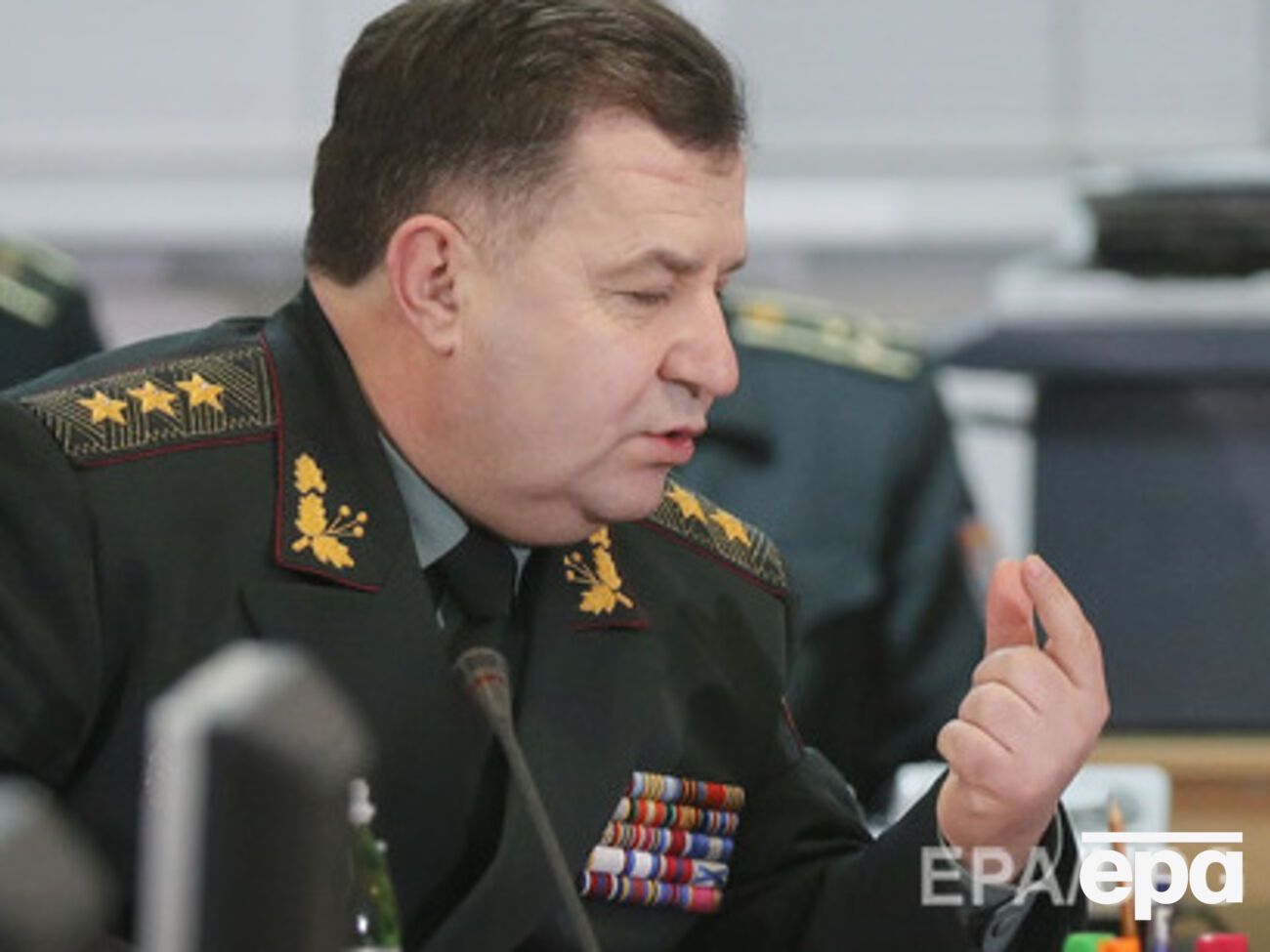 Полторак сообщил, что на Донбассе около 8 тыс. военных