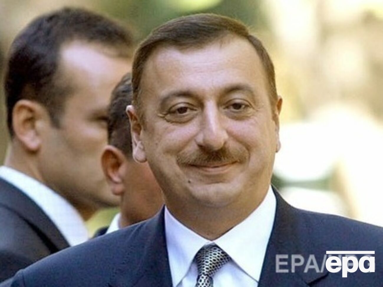 Алиев запретил оптовую продажу алкоголя и табачных изделий