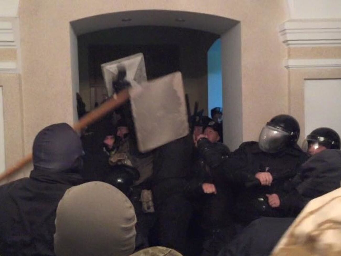 В Кировограде активисты "Правого сектора" заблокировали здание суда