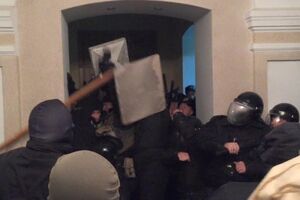 В Кировограде активисты "Правого сектора" заблокировали здание суда