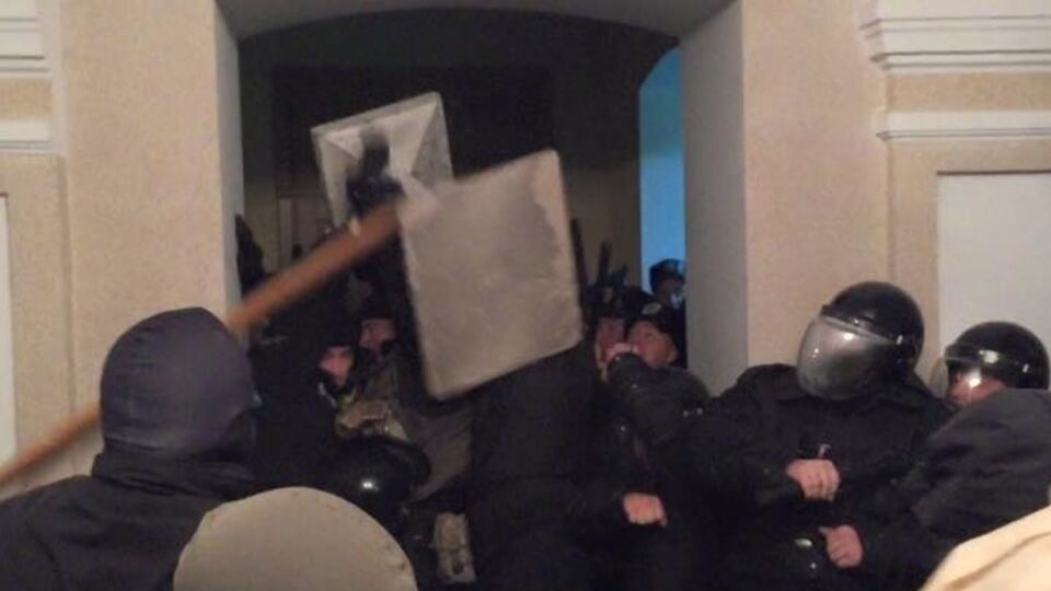 В Кировограде активисты "Правого сектора" заблокировали здание суда