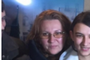 Активистка "Правого сектора" Марта Кузив после освобождения из СИЗО в Кировограде с мамой Галиной