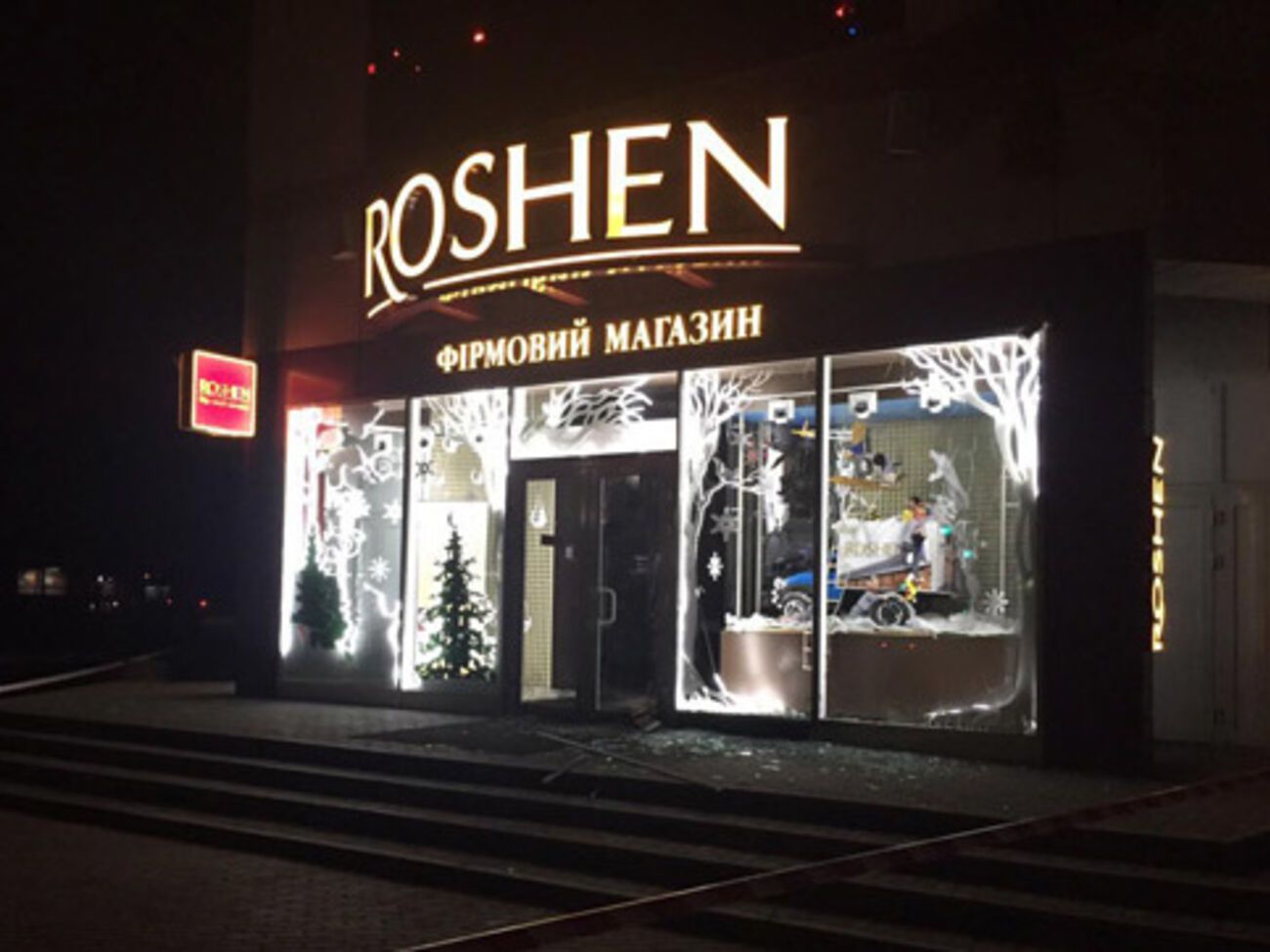 В магазине выбиты стекла