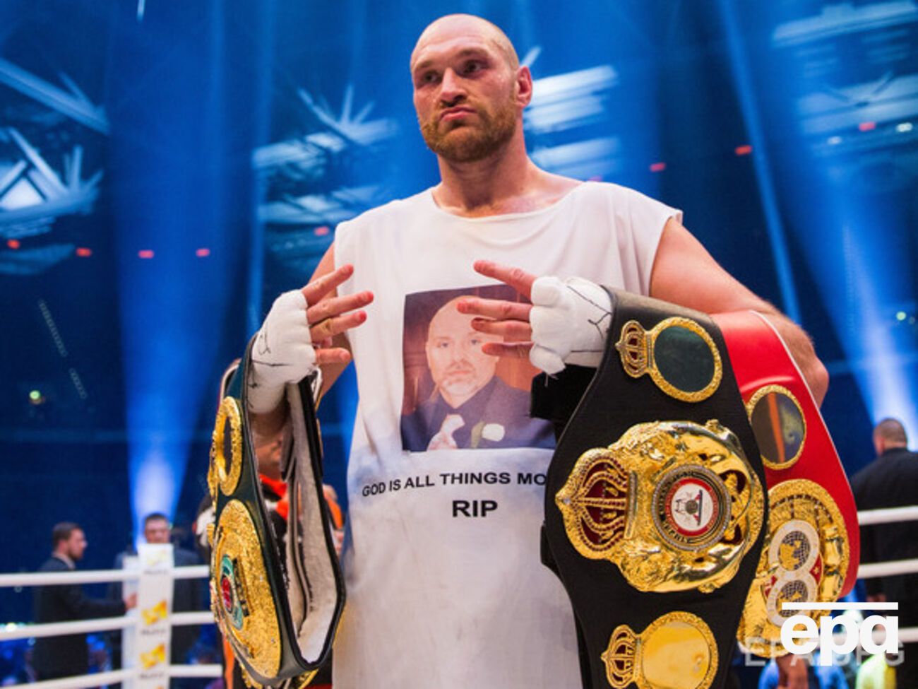 Фьюри лишили одного из титулов