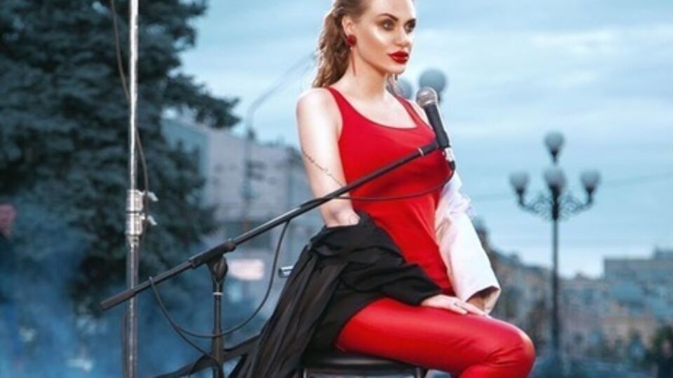 Слава: Почему кесарево? Вот интересно, какой ответ вы хотите услышать? Потому что это дороже, а я хотела повыпендриваться перед подружками?