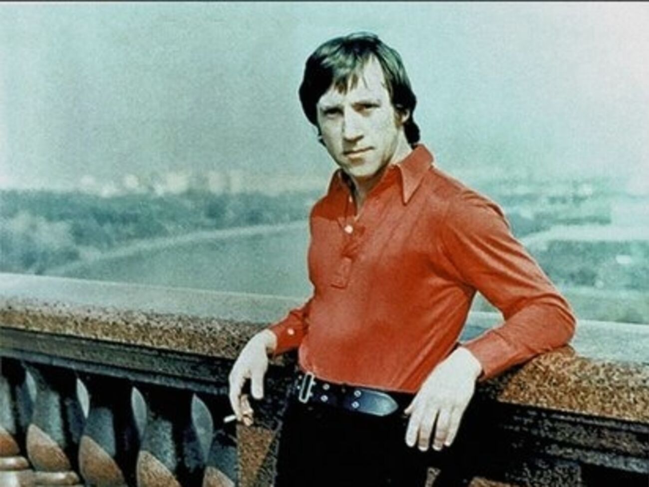 На ящике стола нашли написанное четверостишие --- слова из песни "Я вообще подкидыш"