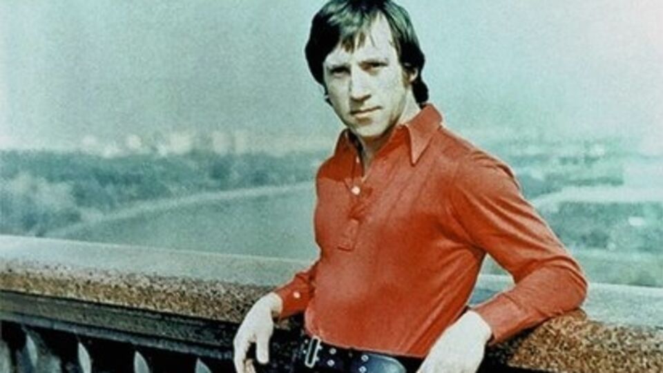 На ящике стола нашли написанное четверостишие --- слова из песни "Я вообще подкидыш"