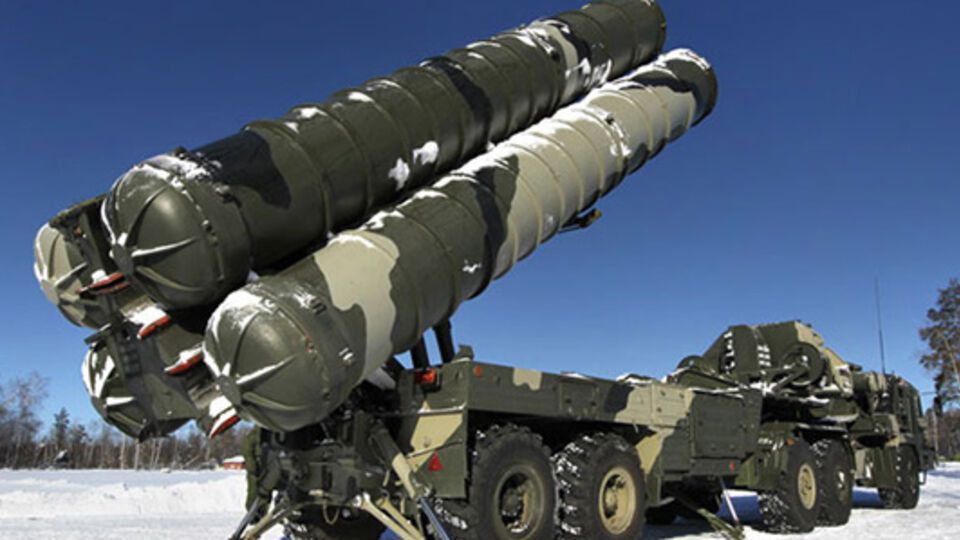 Россия забросила в Арктику зенитные ракетные системы С-400 "Триумф"