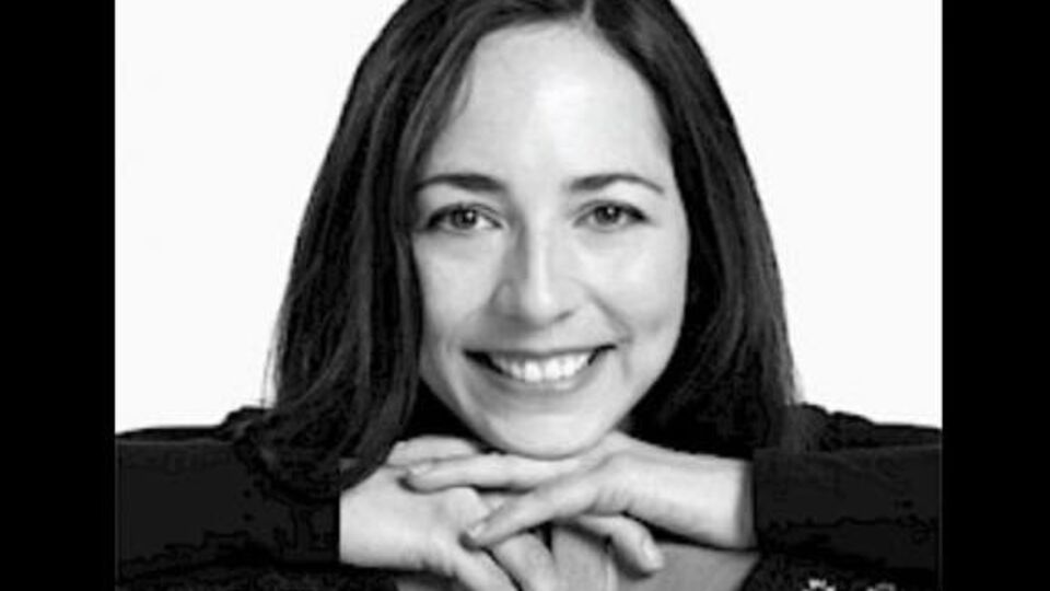 До выхода новой коллекции Chanel представители бренда посетили мануфактуру вязальщицы и купили несколько свитеров
