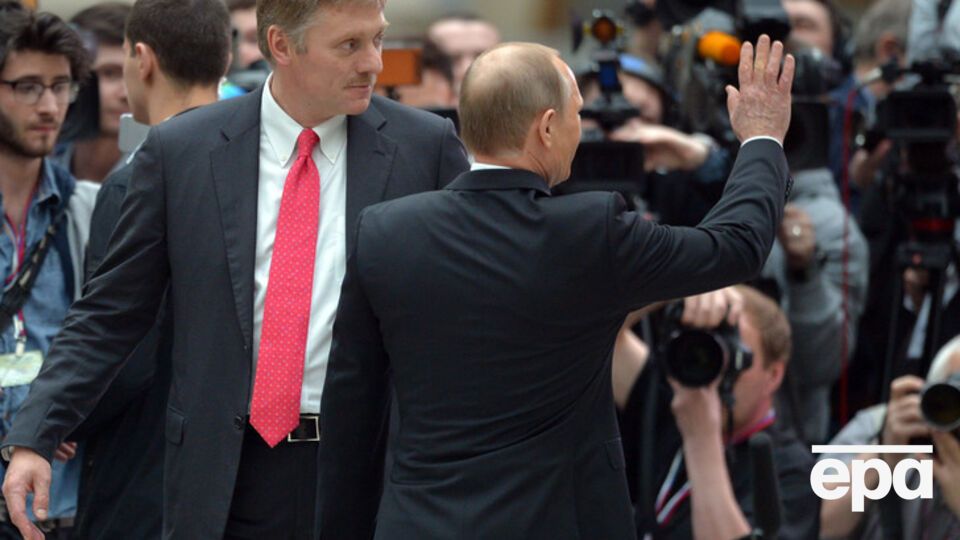 Песков: Думаю, введение ограничений всем было бы неудобно. На фото – Дмитрий Песков и Владимир Путин